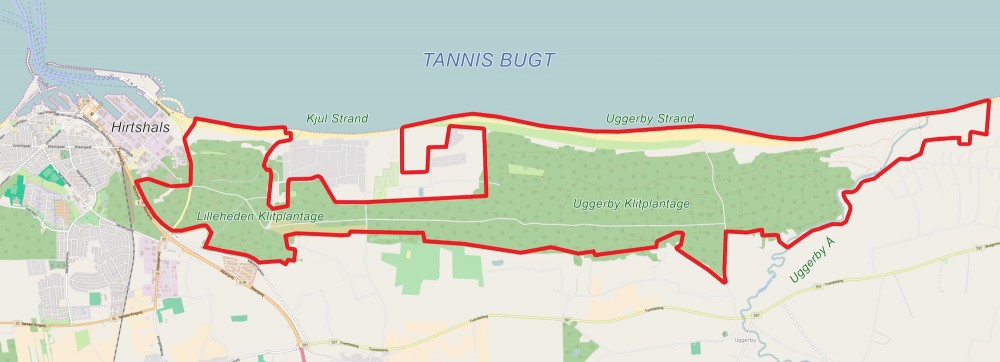 Den foreslåede afgrænsning af Naturnationalpark Uggerby & Lilleheden – ca. 12 kvadratkilometer øst for Hirtshals og syd for Tannis Bugt (kortet er bl.a. baseret på OpenStreetMap)